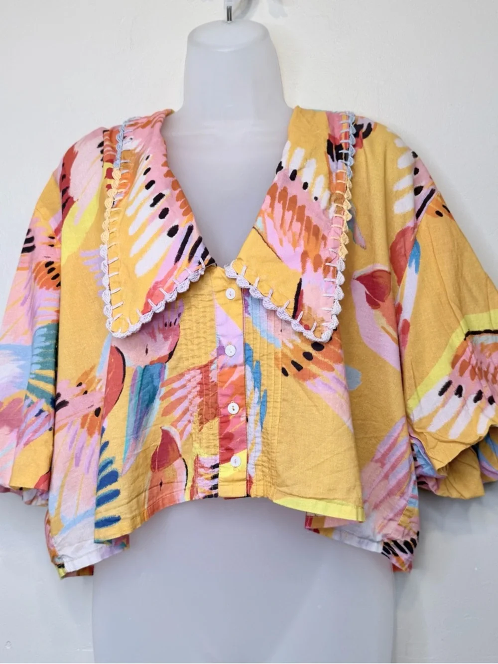 FARM Rio Neon Macaws Multicolor Button Front Scalloped Collar Cropped Top Blouse - Picture 3 of 16
